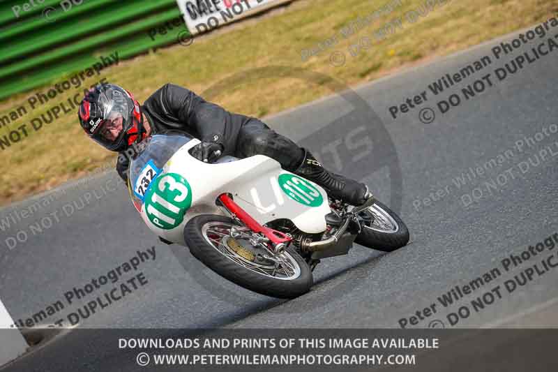 Vintage motorcycle club;eventdigitalimages;mallory park;mallory park trackday photographs;no limits trackdays;peter wileman photography;trackday digital images;trackday photos;vmcc festival 1000 bikes photographs